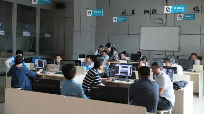 与会专家委员观看第二批信息化实践课程资源