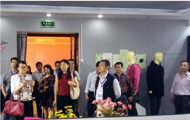 与会专家委员实地考察公司工程训练中心