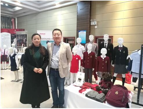 与参展企业家合影
