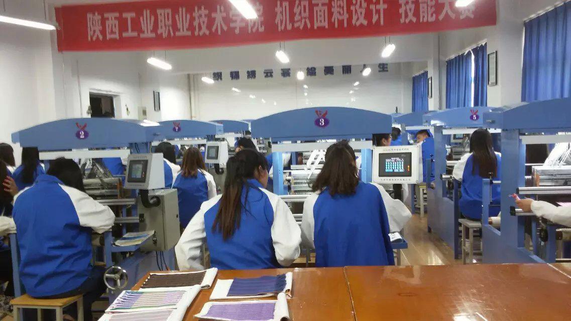 选手们有条不紊的操作,精心完成设计作品
